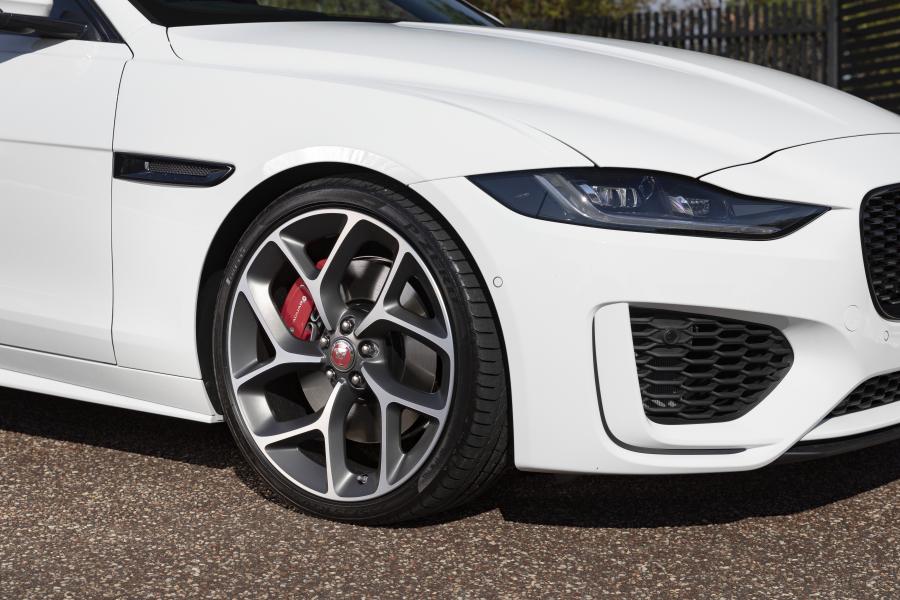 Детали экстерьера Jaguar XE P300 R-Dynamic 2019 года  (AU) (фото 6 из 40)